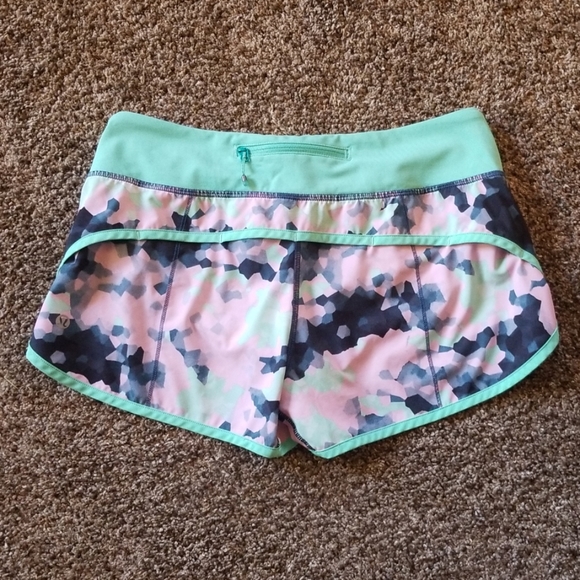 lululemon athletica Pants - 6 lululemon cloudy menthol speed shorts